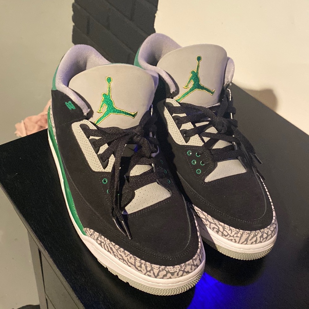 Mens (Worn Twice) Jordan 3 Pine Green Size 13. Selling for 280$